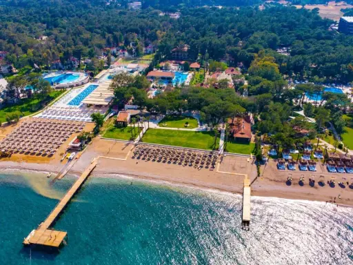 Widok z lotu ptaka na Champion Holiday Village. Plaże, baseny i zielone tereny. Wiele opinii potwierdza, że to idealne miejsce na wakacje.