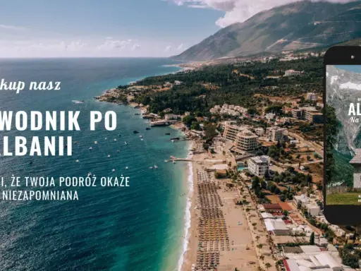 Przewodnik po Albanii, który sprawi, że Twoja podróż będzie niezapomniana. Widok na wybrzeże i góry, z telefonem prezentującym okładkę książki o Albanii.