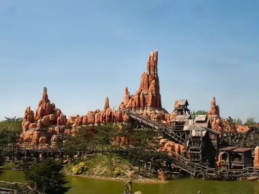 Big Thunder Mountain Railroad w Disneyland Paris. Sprawdź aktualny Disneyland Paris cennik, by zaplanować wizytę!