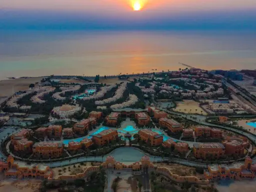 Zachód słońca nad Dream Lagoon Aqua Park Resort. Opinie gości chwalą rozległy teren i baseny.