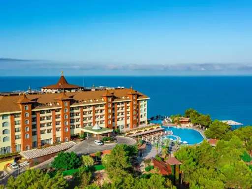 Luksusowy hotel nad morzem, z basenami i zielenią. Idealne miejsce na wakacje, jak z utopia world opinie.