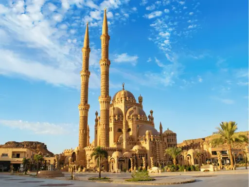 Imponująca, złocista świątynia z dwoma minaretami, idealna na wycieczki z Sharm El Sheikh.