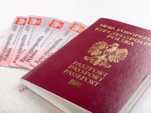 Polski paszport i kilka dowodów osobistych na białym tle.