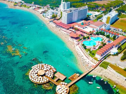 Widok z lotu ptaka na hotel z basenami i plażą. Warto sprawdzić salamis bay conti opinie przed rezerwacją.