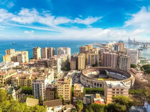 Widok na Malagę z amfiteatrem i portem. Idealne miejsce na tanie **malaga loty** i zwiedzanie!