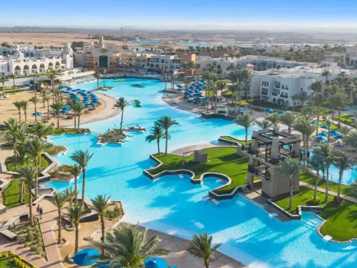 Wspaniały kompleks basenów i palm w Pickalbatros Oasis Port Ghalib. Opinie gości potwierdzają rajskie wakacje.