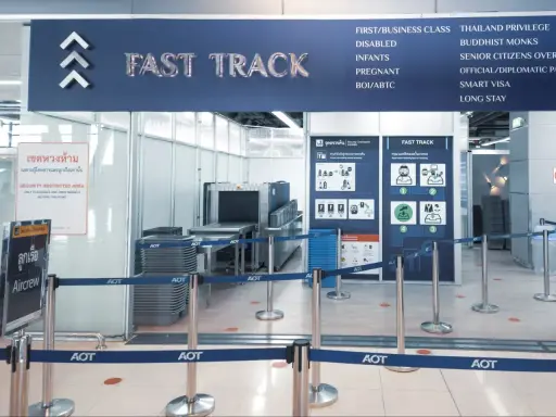 Szybsza ścieżka na lotnisku. Fast track co to? To specjalna kolejka dla pasażerów uprzywilejowanych, np. biznesowych, niepełnosprawnych, rodzin z dziećmi.