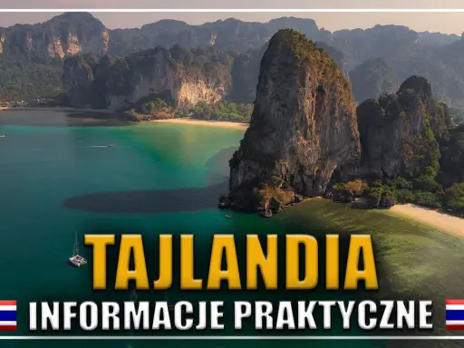 Widok z lotu ptaka na tropikalną zatokę w Tajlandii z wapiennymi klifami, plażą i łodziami.