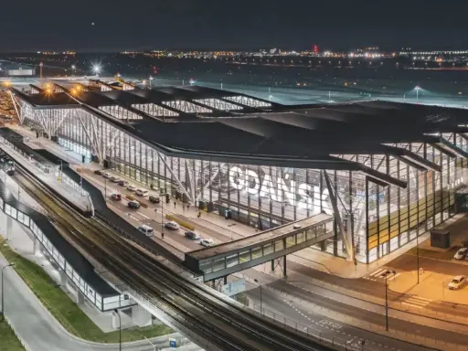 Nowoczesny terminal lotniska w Gdańsku, jednego z największych lotnisk w Polsce, nocą.