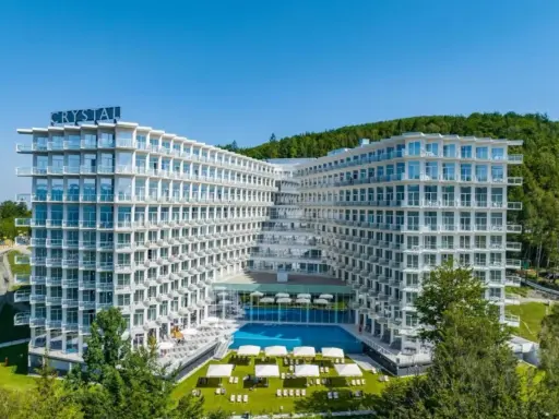Nowe opinie o Crystal Mountain: nowoczesny hotel z basenem i widokiem na góry.