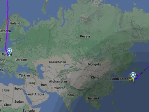 Trasa lotu z Polski do Japonii. Zastanawiasz się, ile się leci do Japonii? Ta mapa pokazuje podróż przez Europę i Azję.
