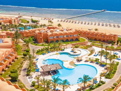 Widok na Novotel Marsa Alam z basenami i plażą. Pozytywne opinie o tym hotelu często podkreślają jego urokliwe położenie.