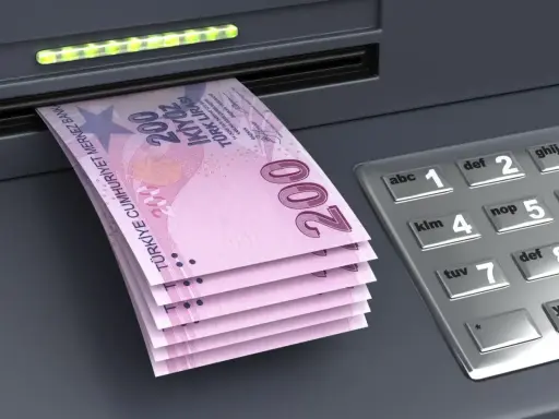 Pieniądze w Turcji to liry. Wypłata z bankomatu 200 lirów.