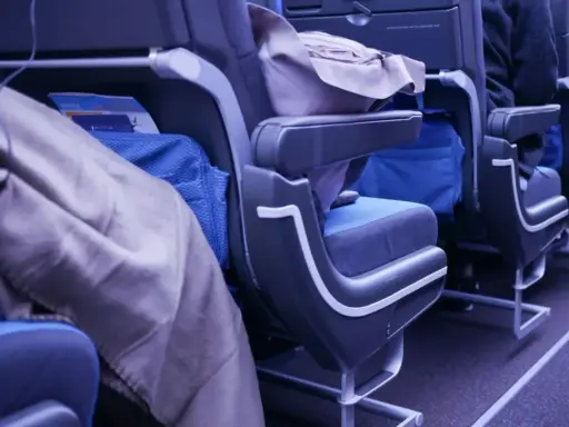 Foteliki lotnicze z kocami i poduszkami, widok z bliska.