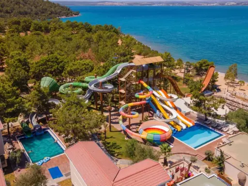 Wodny park rozrywki przy plaży, otoczony naturą. Wiele zjeżdżalni i basenów. **Long beach club nature opinie** - idealne miejsce na wakacje.