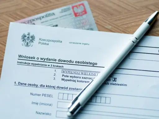 Formularz wniosku o wydanie dowodu osobistego z długopisem.