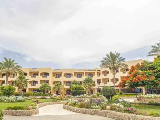 Piękny hotel z palmami i kwitnącym drzewem. Wiele pozytywnych blend elphistone resort opinie potwierdza urok tego miejsca.