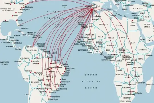 Mapa pokazuje trasy lotów z USA i Afryki do Portugalii. Zastanawiasz się, ile się leci do Portugalii?