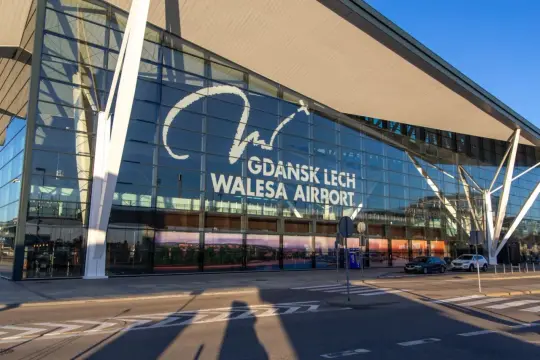 Nowoczesny budynek lotniska im. Lecha Wałęsy w Gdańsku. Stąd wyruszysz w podróż, szukając tanich lotów z Gdańska gdziekolwiek.