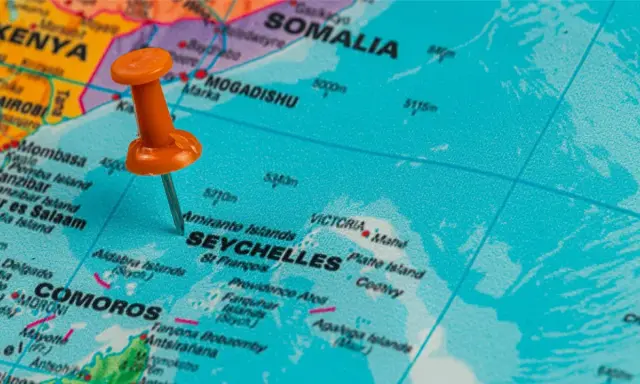 Mapa z zaznaczoną na Seszele pomarańczową pinezką. Widoczne też Kenia, Somalia, Komory.
