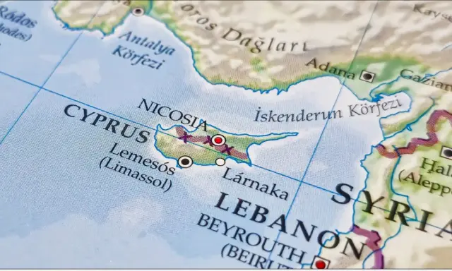 Fragment mapy pokazujący Cypr, Liban i Syrię, z zaznaczonymi miastami Nikozja, Limassol i Larnaka.