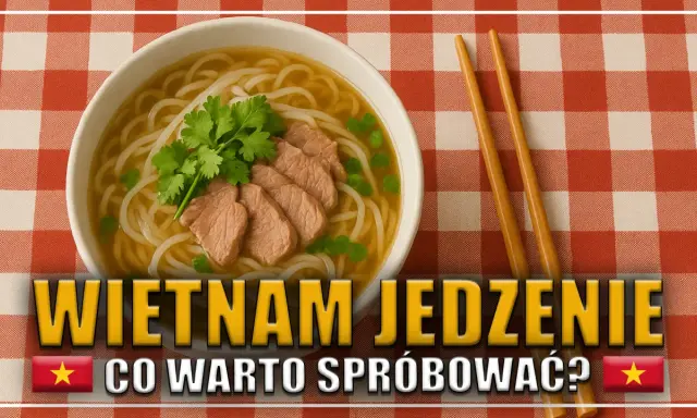Miska wietnamskiej zupy pho z wołowiną i kolendrą, pałeczki, na czerwono-białej kratce.