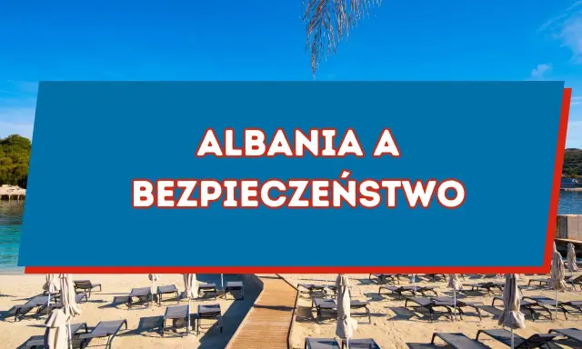 Plaża z leżakami i parasolami pod błękitnym niebem, z napisem "Albania a Bezpieczeństwo".