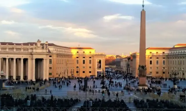 Plac Świętego Piotra w Watykanie z obeliskiem i kolumnadą Berniniego.