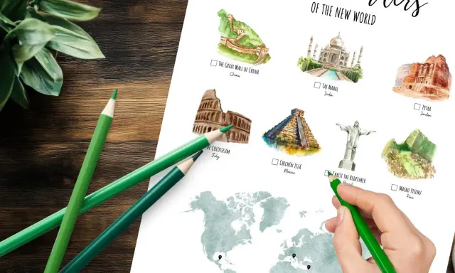 Ilustracje 7 cudów świata na mapie świata, zielone kredki i roślina.