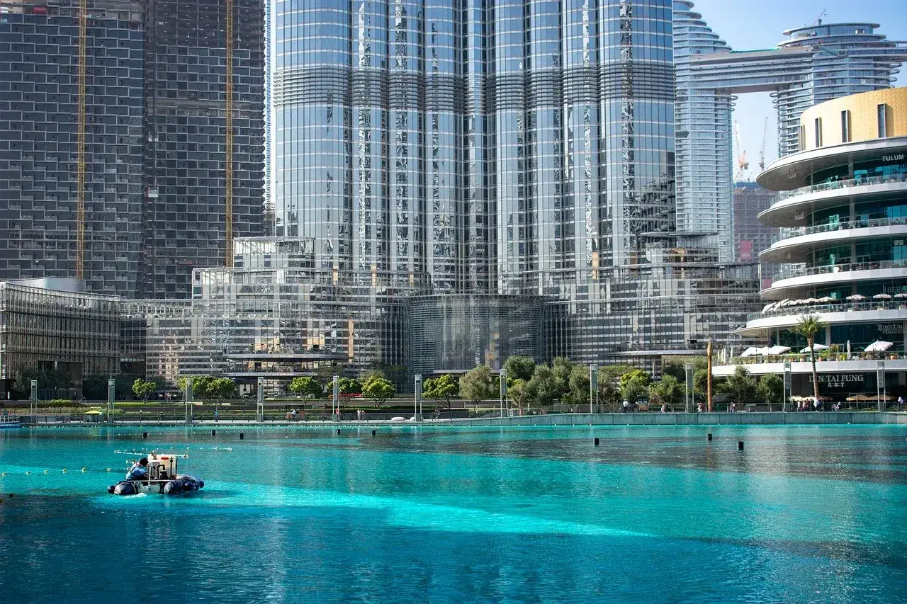 Błękitna woda, nowoczesne budynki i Burj Khalifa. Ceny w Dubaju mogą przyprawić o zawrót głowy, ale widoki są warte każdego dirhama.