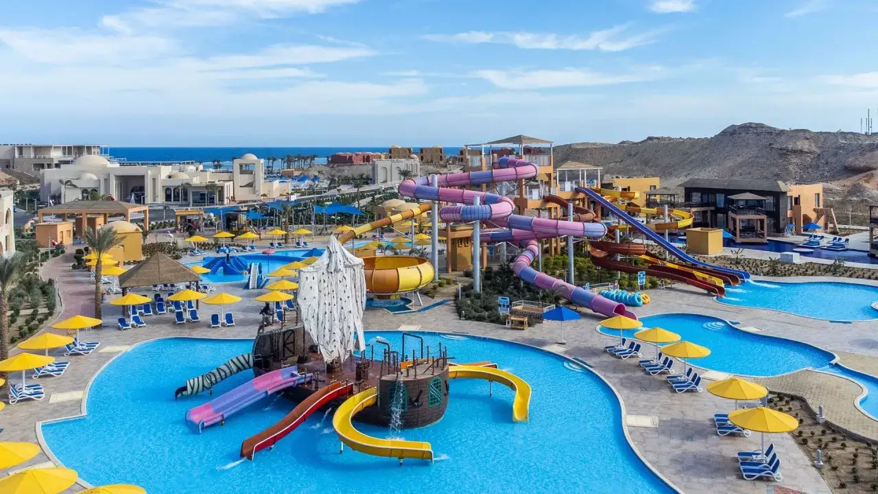 Wodne szaleństwo w Pickalbatros Portofino Marsa Alam! Kolorowe zjeżdżalnie, baseny i piracki statek. Idealne miejsce na wakacje.