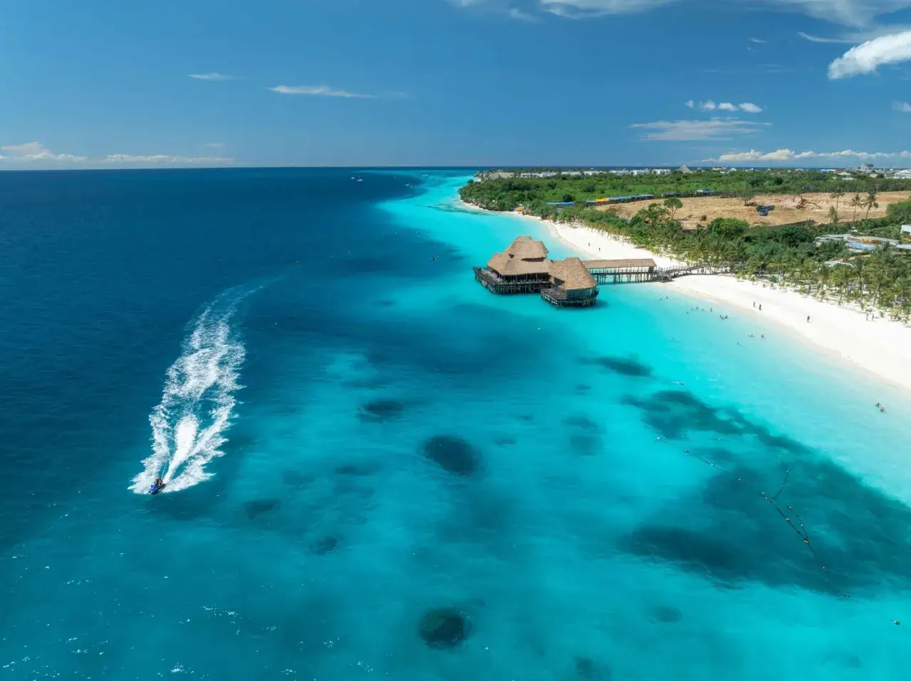 Rajskie plaże Zanzibaru, turkusowa woda i restauracja na wodzie. Sprawdź, jakie są Zanzibar ceny i zaplanuj wymarzone wakacje.