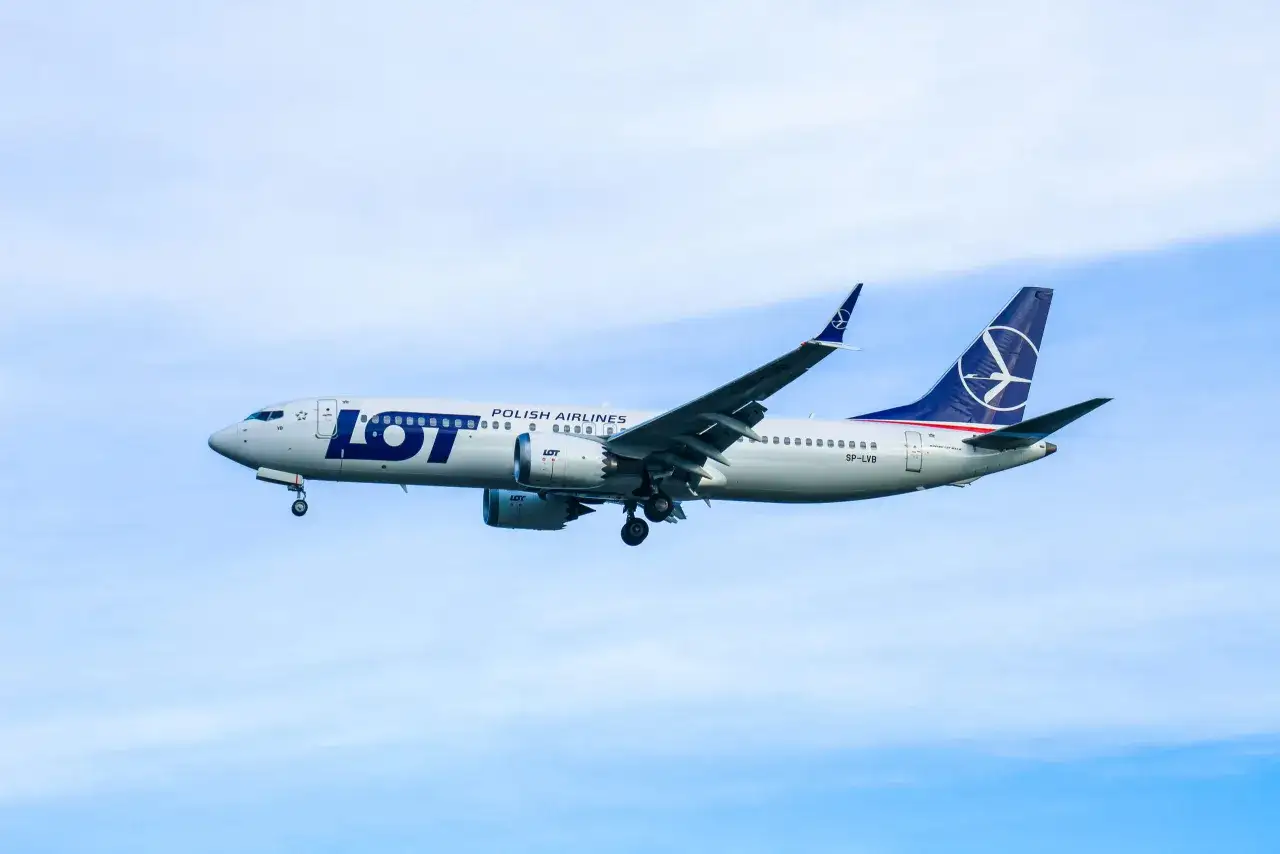 Samolot LOT Polish Airlines z wysuniętym podwoziem, gotowy do lądowania. Ciekawe, ile się leci do Rzymu tym Boeingiem.