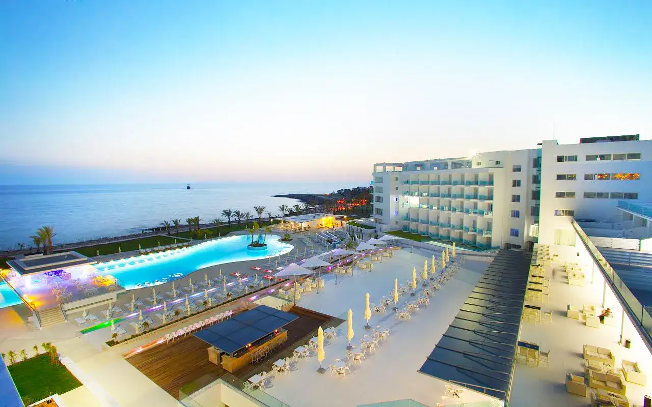 Elegancki King Evelthon Beach Hotel and Resort z basenem i widokiem na morze. Opinie gości potwierdzają jego wysoki standard.