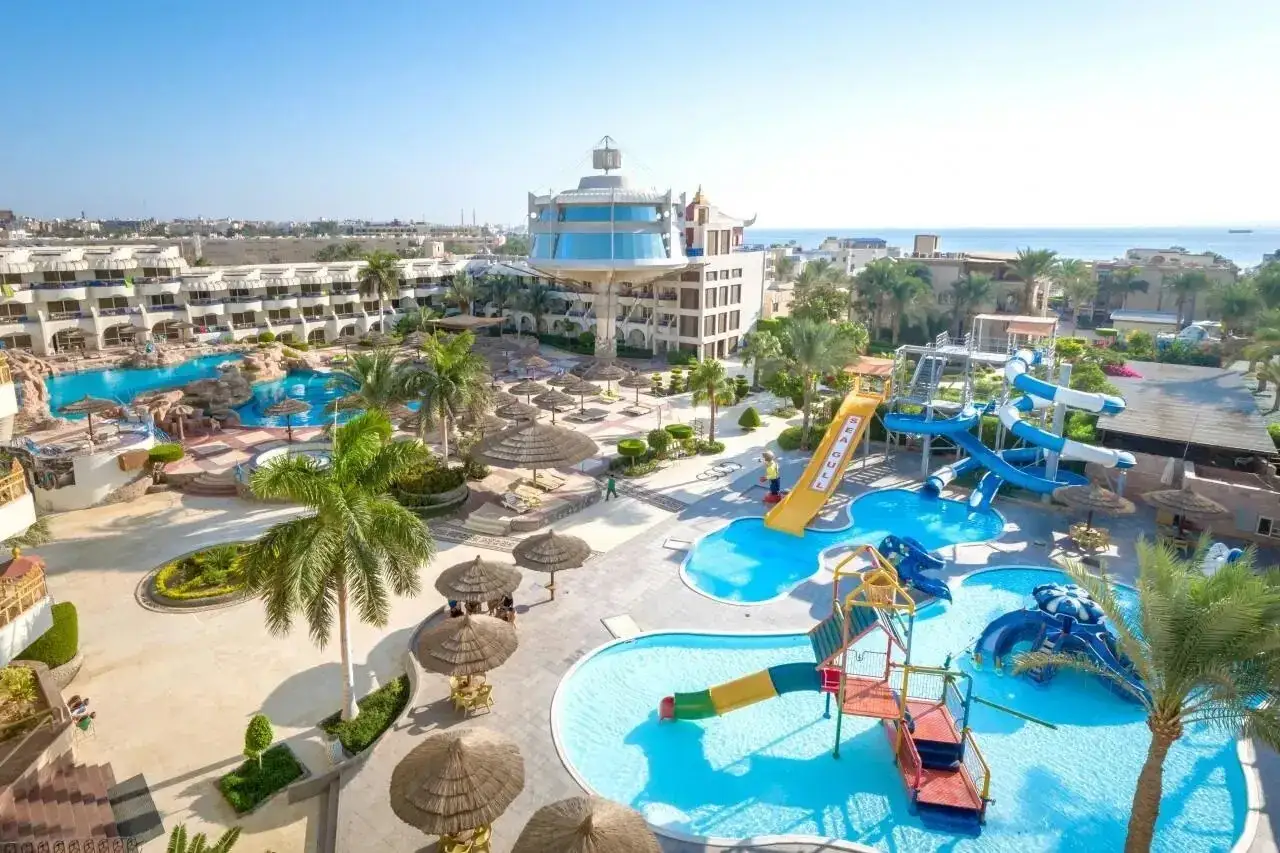 Widok na kompleks basenów i zjeżdżalni w hotelu Sea Gull Beach Resort. Opinie gości często podkreślają atrakcje wodne.