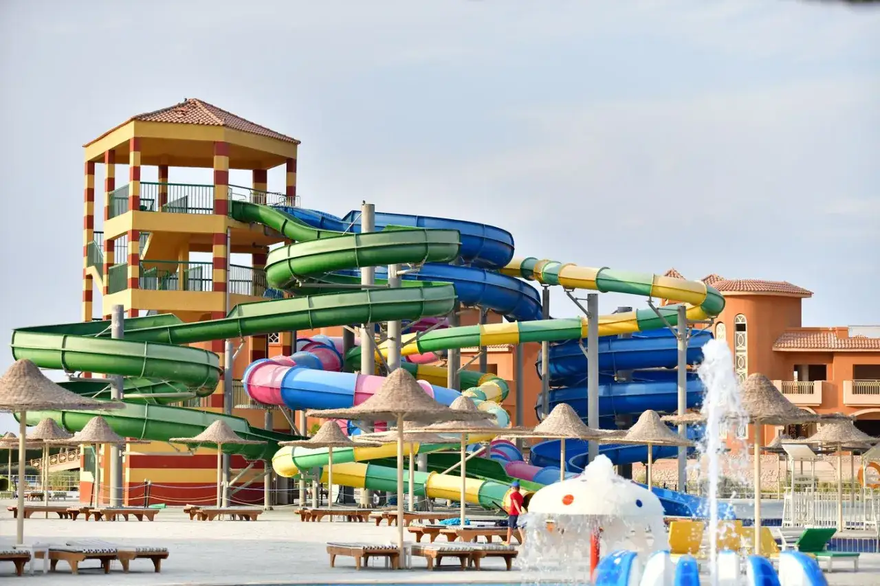 Kolorowe zjeżdżalnie wodne w parku rozrywki. Wiele osób szuka Parrotel Lagoon Resort opinie przed wyjazdem.