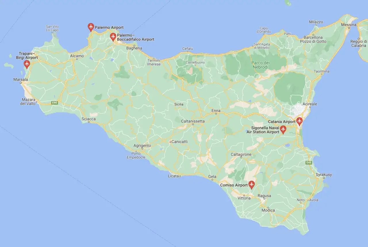 Mapa Sycylii z zaznaczonymi lotniskami: Palermo, Trapani-Birgi, Catania, Sigonella i Comiso.