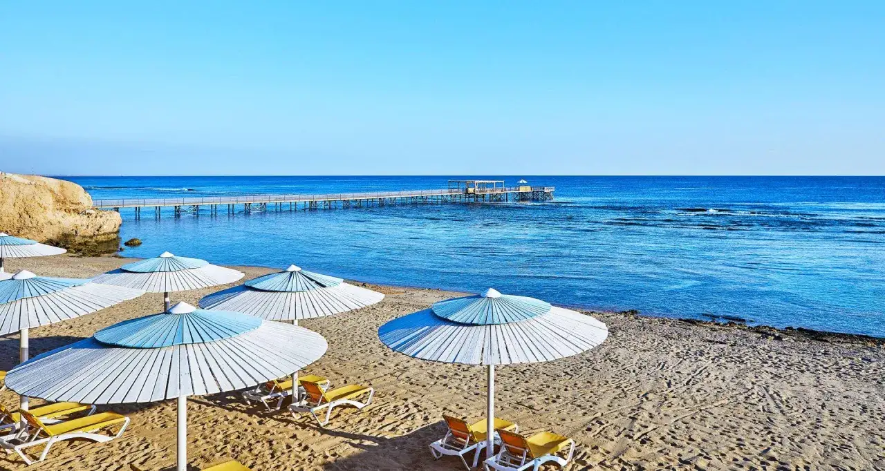 Plaża z parasolami i leżakami, idealna na wakacje. Jaz Grand Marsa opinie potwierdzają, że to raj dla wypoczywających.
