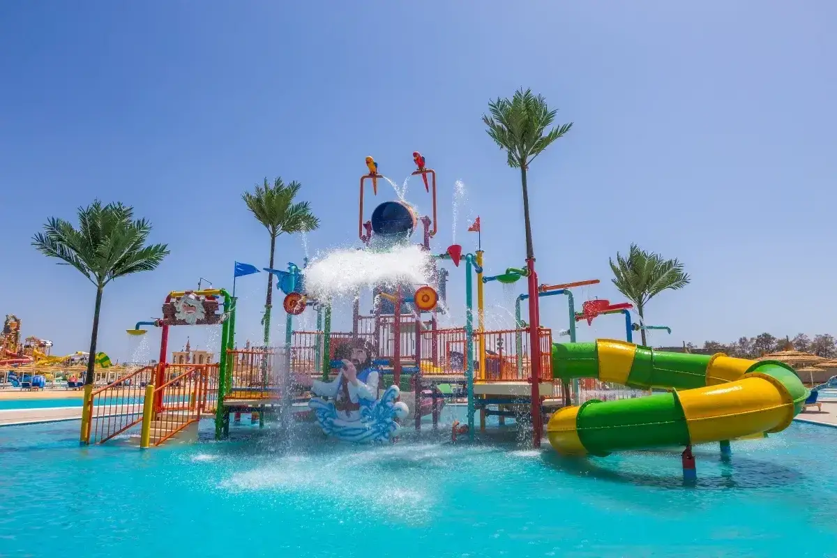 Wodne szaleństwo w Albatros Sea World Marsa Alam! Zjeżdżalnie, wodospady i palmy tworzą idealne miejsce na wakacje.