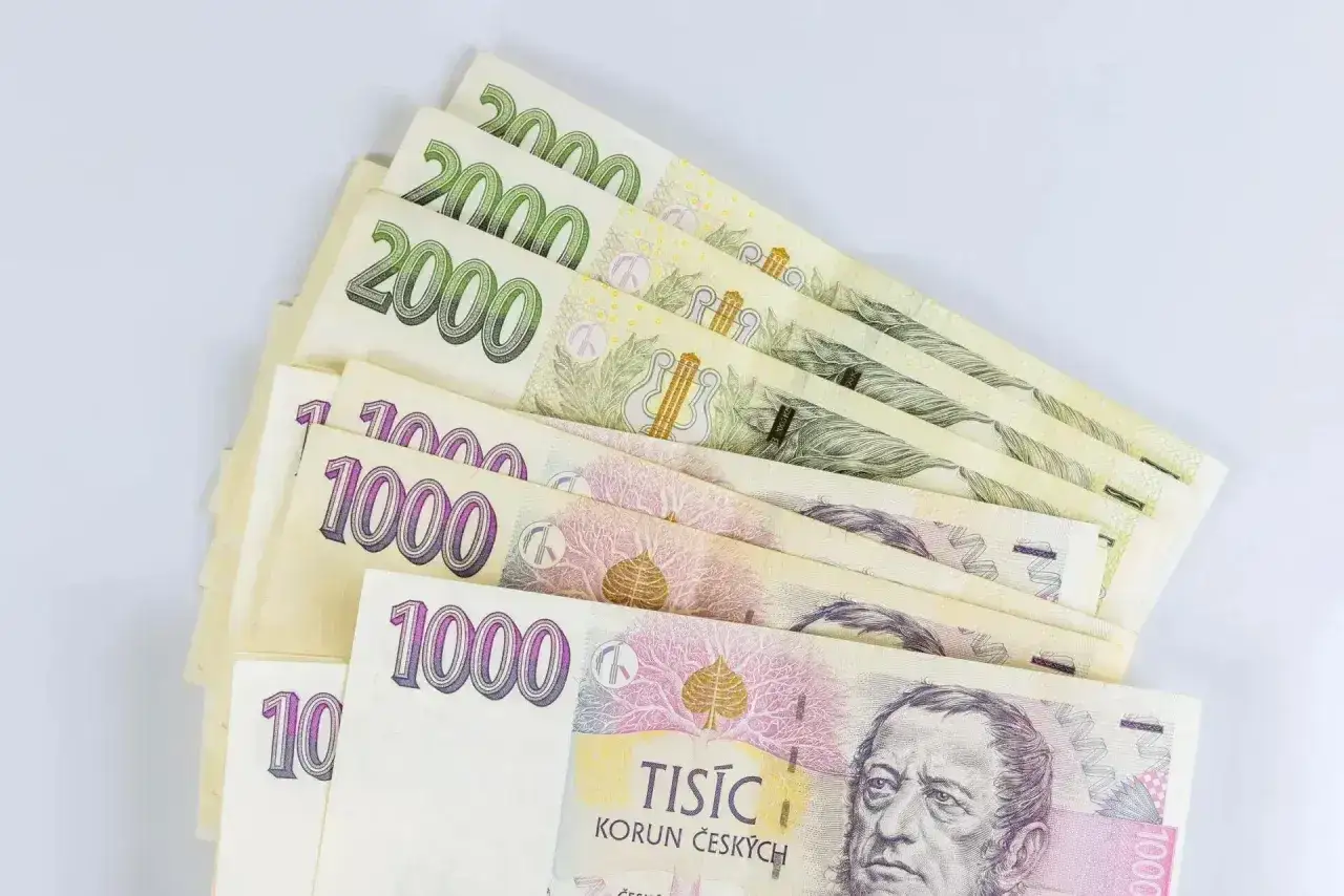 Kupujesz pamiątki w Czechach? Oto kilka banknotów: 2000 i 1000 koron czeskich.