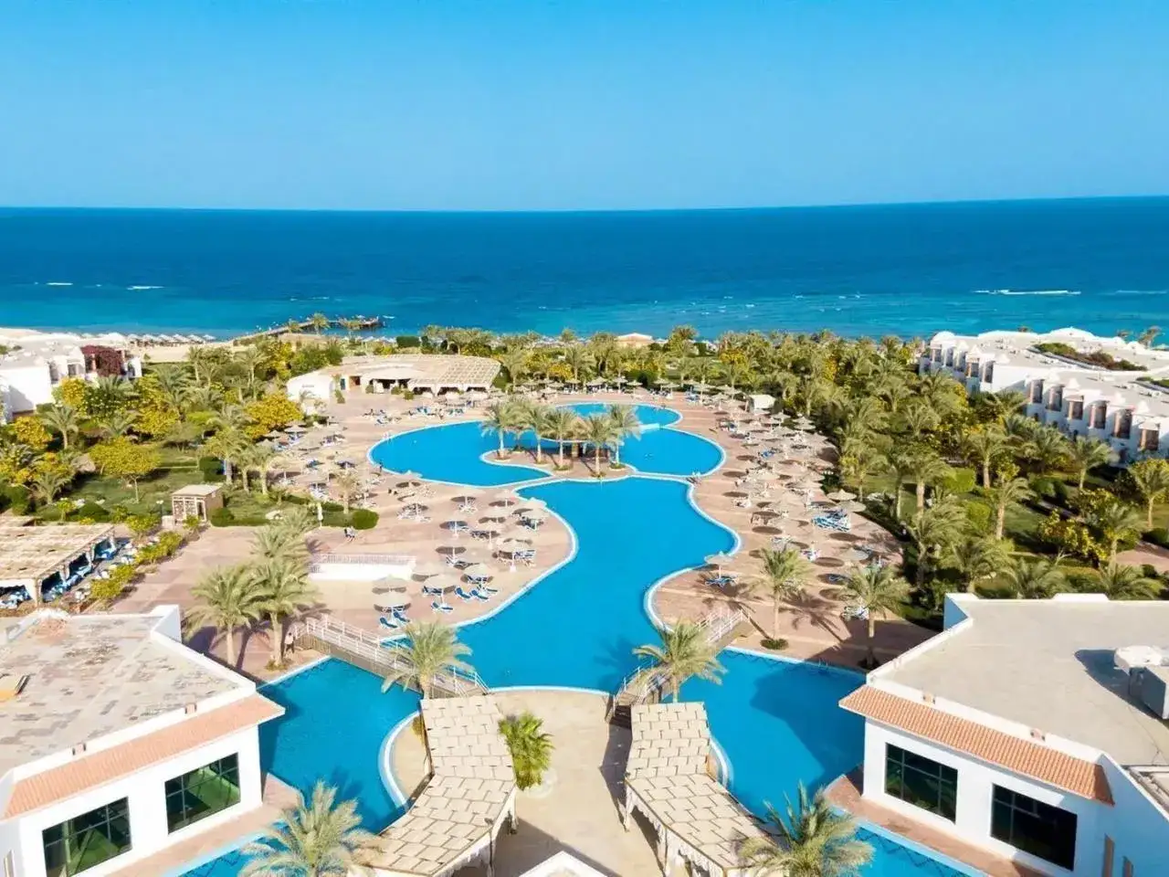 Fantazia Resort Marsa Alam: opinie potwierdzają - baseny, palmy i błękitne morze tworzą rajski widok.