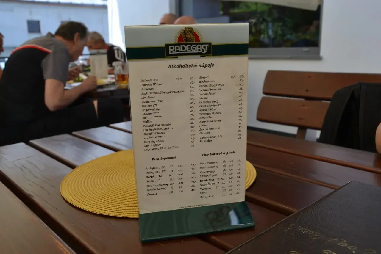 Menu z Czech, gdzie można sprawdzić, ile kosztuje obiad. Widoczne ceny piwa i alkoholi.