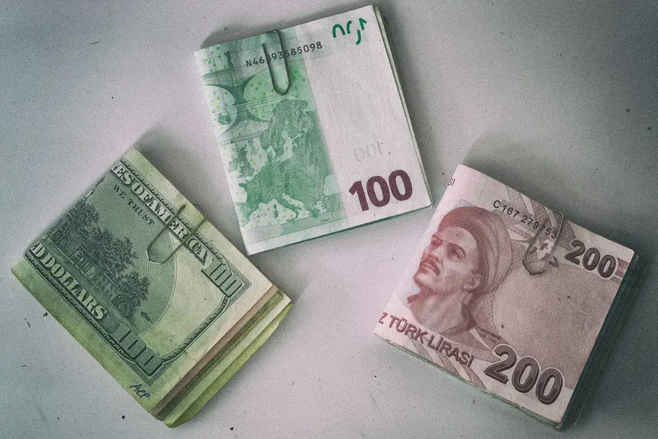 Dolar, euro i liry tureckie. Zastanawiasz się, jaką walutę zabrać do Turcji? Forum podpowie!