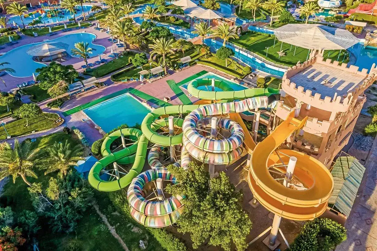 Kolorowe zjeżdżalnie wodne i baseny w Akassia Swiss Resort, idealne miejsce na rodzinne wakacje.