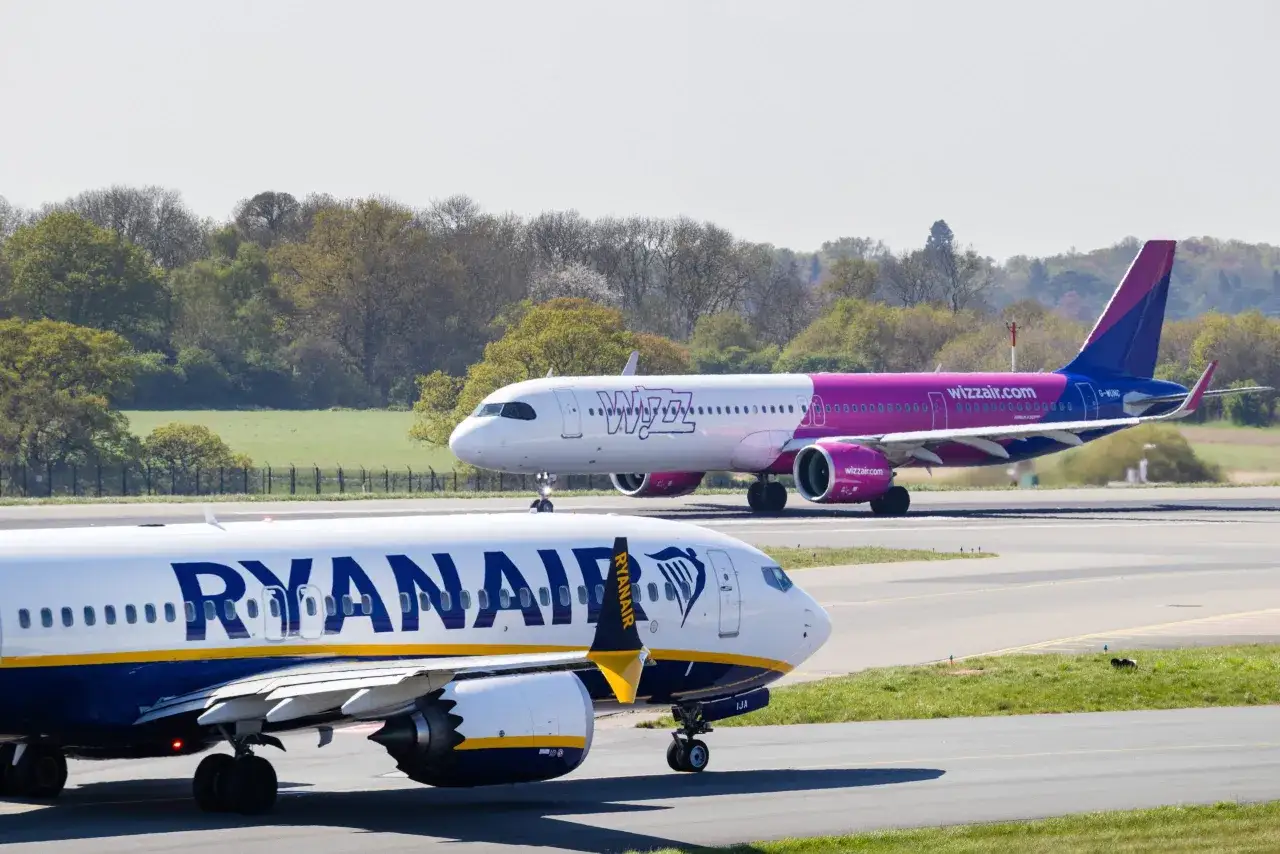 Dwa samoloty, Ryanair i Wizz Air, na płycie lotniska. Czy to lot czarterowy co to?