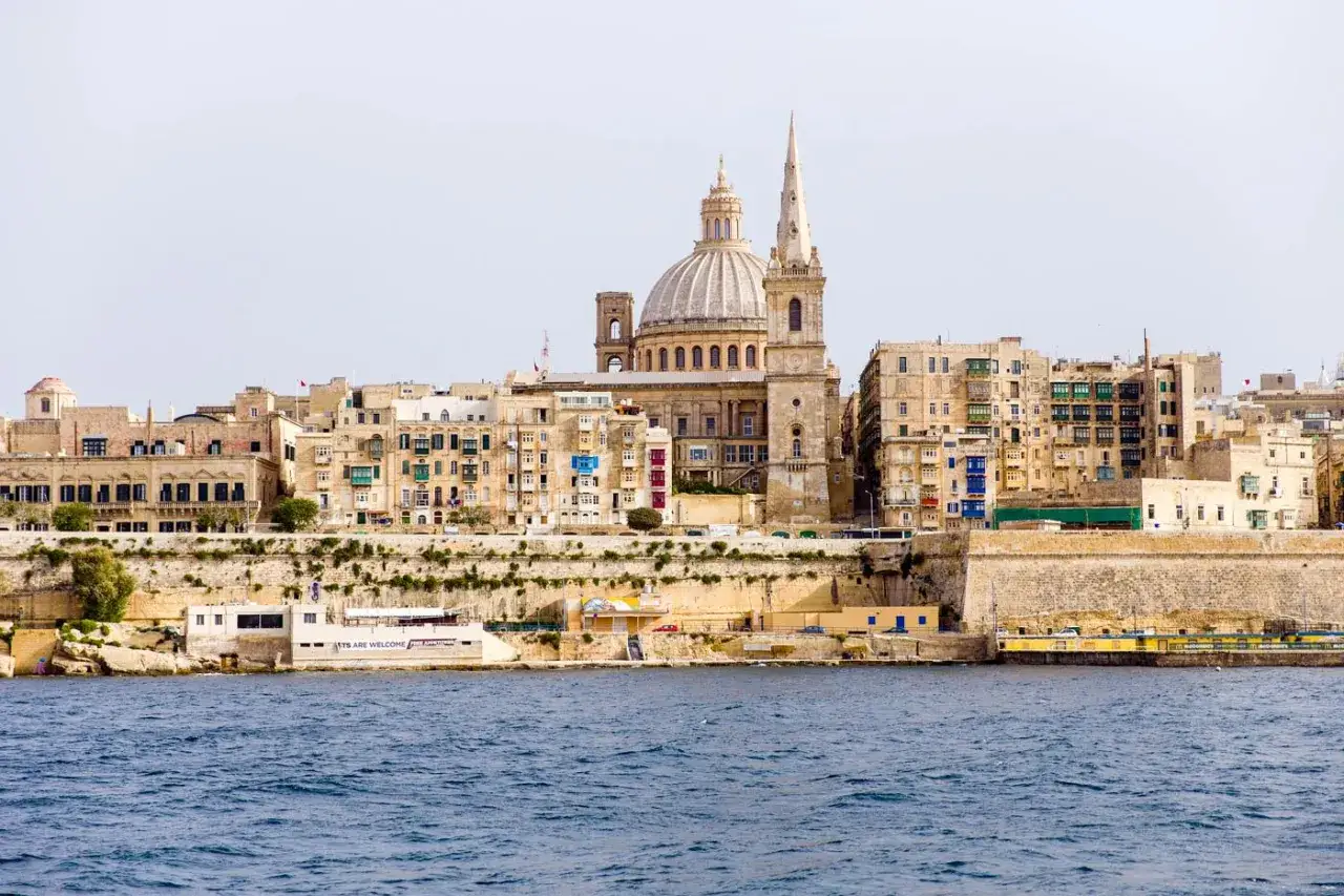 Malta: malta ceny noclegów i atrakcji zachwycają. Widok na zabytkową architekturę i morze.