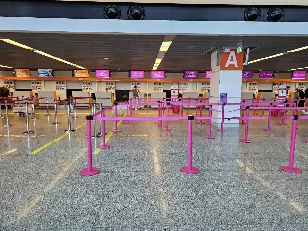 Puste stanowiska odprawy Wizz Air. Wygodna odprawa online to klucz do szybkiego przejścia przez lotnisko.