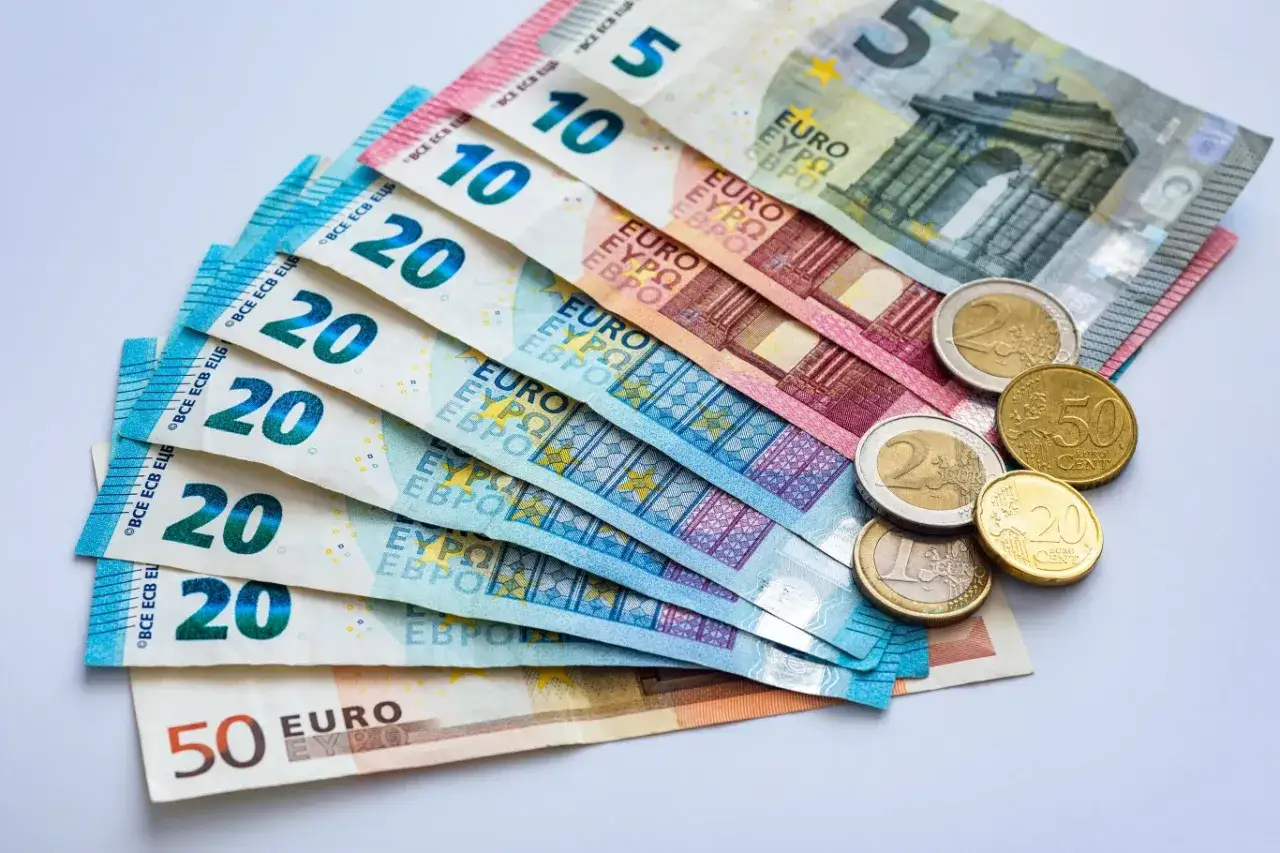 Euro banknoty i monety, w tym 5, 10, 20 i 50 euro. Choć nie jest to waluta bułgarska, euro jest powszechnie używane w Europie.