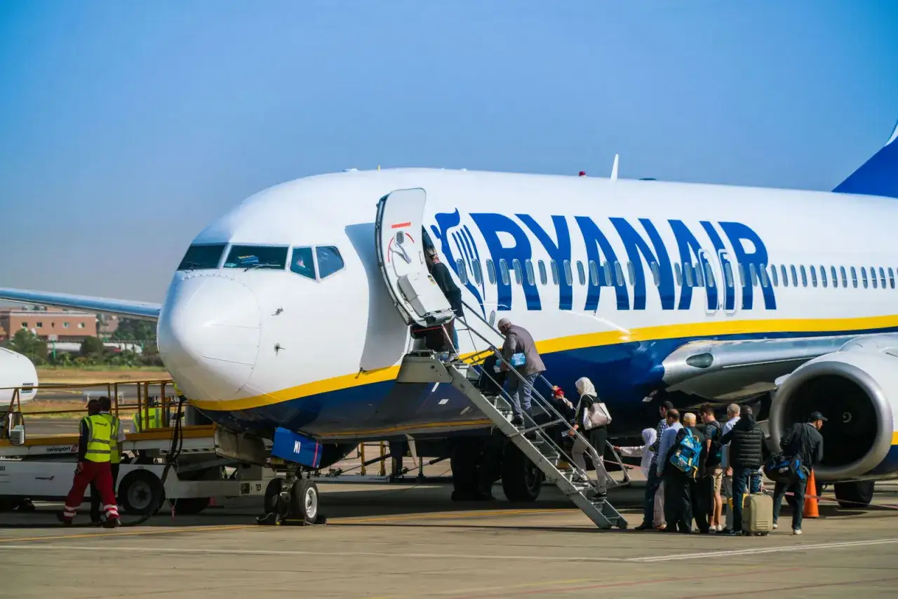 Pasażerowie wsiadają do samolotu Ryanair. Zastanawiasz się, ile się leci do Maroko? Czas na przygodę!