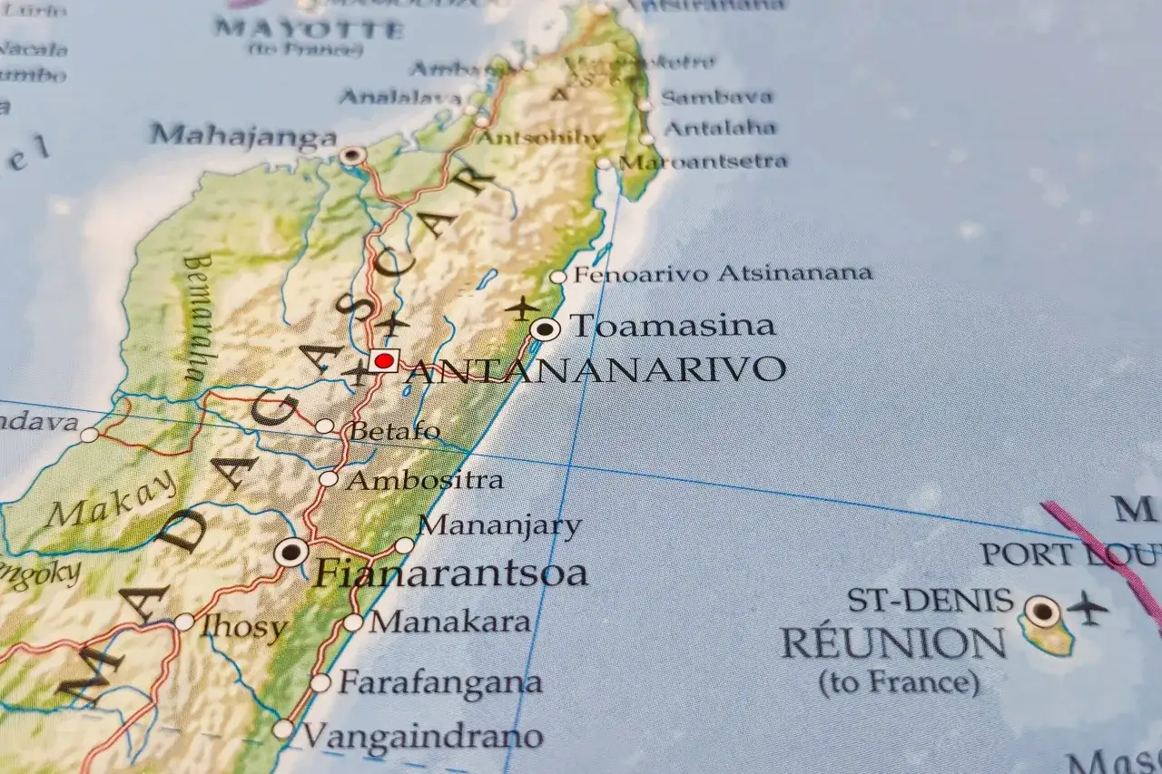Mapa Madagaskaru z zaznaczonymi miastami, w tym Antananarywo. Zastanawiasz się, ile się leci na Madagaskar?